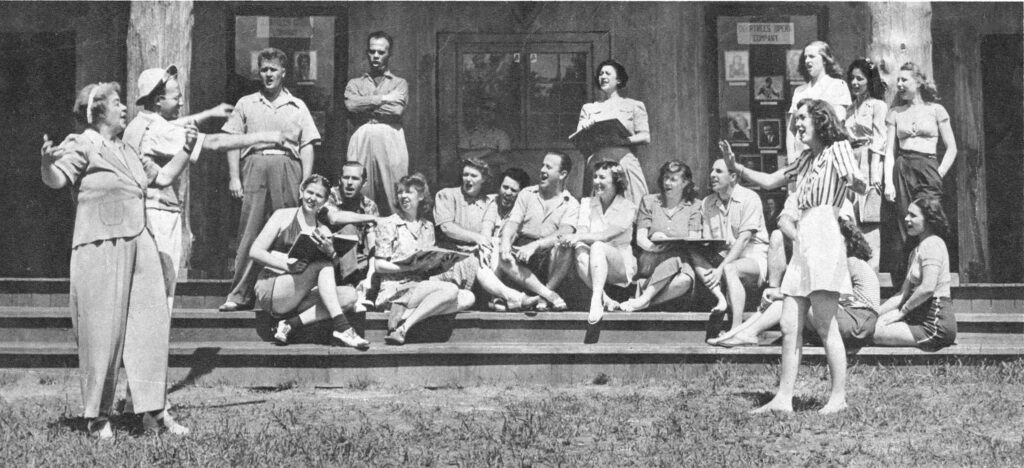 Enrica Dillon with her pupils in 1941